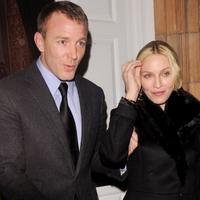 Madonnin manžel Guy Ritchie nemá rád ruských pracháčov