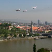 V rámci otvorenia veľtrhu sa nad Bratislavou prezentovali aj bojové stíhačky.