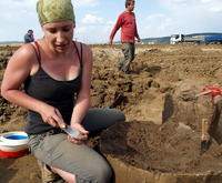 Študentka archeológie Zdenka Kosarova odkrýva urnovú hrobku.