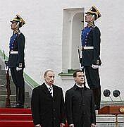 Medvedev a Putin po slávnostnej inaugurácii Medvedeva