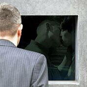 Muž sa pozerá na pamätník na pamiatku homosexuálov