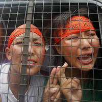zadržaní protestujúci v policajnom aute