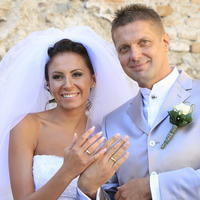 Mladomanželia Jirko a Sofia Malchárkovci ukazujú svadobné obrúčky.
