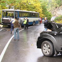 Havarovaný Nissan a autobus