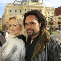 Adriana Sklenaříková a manžel Christian Karembeu.