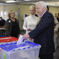 John McCain hlasuje vo svojom domovskom štáte, v Arizone