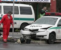 Vodič neprispôsobil rýchlosť stavu vozovky a narazil do stĺpa svetelnej signalizácie.