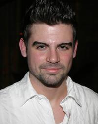 Peter svojho otca v rozhodnutí podporuje, ale svoju spevácku kariéru s politickou nespája.