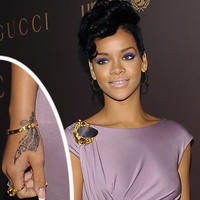 Rihanna so záhadným tetovaním na ruke.