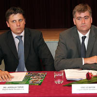 Riaditeľ spoločnosti Magneti Marelli Slovakia Eric Le Bayon (napravo) a manažér Jaroslav Topor