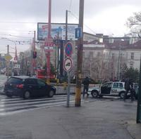 Golf a policajné auto po nehode