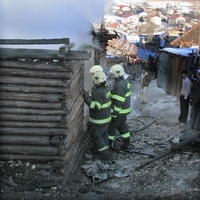 Požiar chatrče v rómskej osade v obci Jánovce.