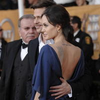 Angelina predviedla výstrih na chrbte!