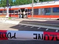 Cestujúcich vlaku vo Švajčiarsku zadržiaval žiadateľ o azyl iránskeho pôvodu, polícia ho zabila