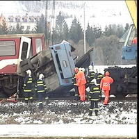 Tragická zrážka vlaku s autobusom v Polomke