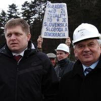 Robert Fico, Ľubomír Jahnátek, v pozadí protestujúci Jozef Ťažiar