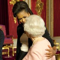 Obamová objíma Alžbetu II.