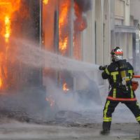 Demonštranti podpálili hotel v Štrasburgu na protest proti politike NATO.