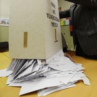 Vysýpanie hlasovacích lístkov z volebnej urny po I. kole volieb prezidenta SR