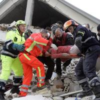 Záchranári v plnom nasadení, po páde budovy