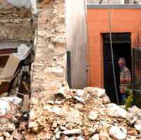 Trosky domu po zemetrasení v talianskom meste Onna