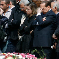 Silvio Berlusconi (vpravo) na pohrebe obetí zemetrasenia.