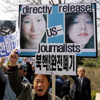 Muž protestuje za prepustenie novinárok