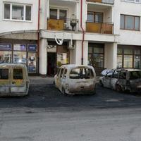 Oheň zničil Peugeot aj susediace autá