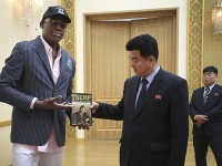 Slávny americký basketbalista Rodman daroval severokórejskemu ministrovi Trumpovu knihu