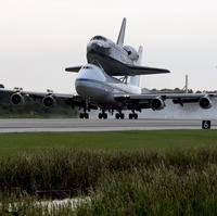 Pristátie raketoplánu Atlantis na chrbte Boeingu 747.