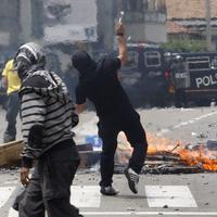 Demonštranti proti polícii použili zábavnú pyrotechniku