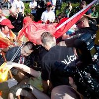 potyčka medzi demonštrantami pred prezidentským palácom