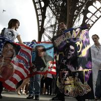 Fanúšikovia Michaela Jacksona pod Eiffelovou vežou v  Paríži
