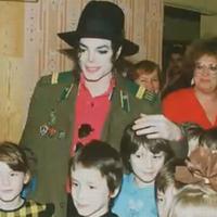 Michael Jackson v obkľúčení detí.
