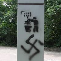 Nacistický symbol na pouličnom osvetlení