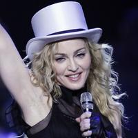 Madonna počas svojho turné Sweet & Sticky