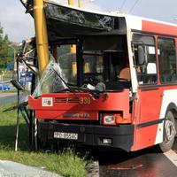 Autobus MHD vrazil v Prešove do stĺpa