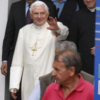 Pápež Benedikt XVI. po operácii