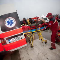 Záchranári nakladajú zranených do sanitky
