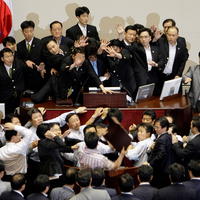 Bitka v juhokórejskom parlamente.
