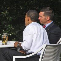 Barack Obama a James Crowley pri pive.