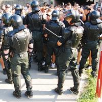 Policajti zastavili fanúšikov pred štadiónom