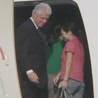 Bill Clinton pred odletom s prepustenými novinárkami