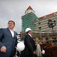 Robert Fico a Pavol Paška pri prehliadke Bratislavského hradu