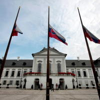 Pred Prezidentským palácom spustili vlajky na pol žrde.