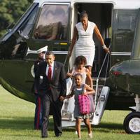 Barack Obama s rodinou vystupuje z vrtuľníka