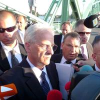 Maďarský prezident László Sólyom na moste medzi Komárnom a Komáromom