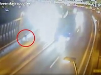 VIDEO Cyklista spôsobil na diaľnici D1 poriadny chaos: Na mol opitý narazil do zvodidiel