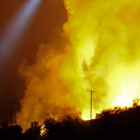 Pred požiarom ušlo zo svojich domovov 2 tisíc ľudí