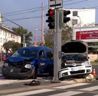 Zrážka VW Caddy s policajným autom na bratislavskej križovatke
